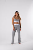 conjunto Olivia color gris, top con tiras y pantalón recto de algodón 100% con pretina elástica.