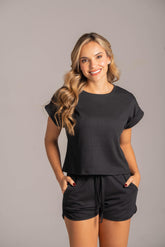 Pijama multiusos color negro, fresco, cómodo y de estilo atemporal.