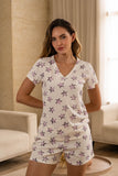 Pijama de mujer en polialgodón con estampado de estrellas lila y detalles animal print, camiseta V y short cómodo.