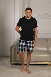 Pijama negra 100% algodón con bermuda de cuadros azul y negro, diseño cómodo y moderno.