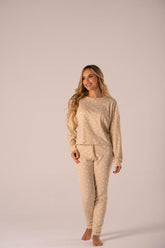 Pijama Skin nude con estrellas blancas ideal para descanso nocturno y comodidad en casa.