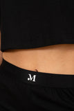 Pijama básica negra en algodón con crop top y pantalón recto, ideal para descanso y uso en casa.