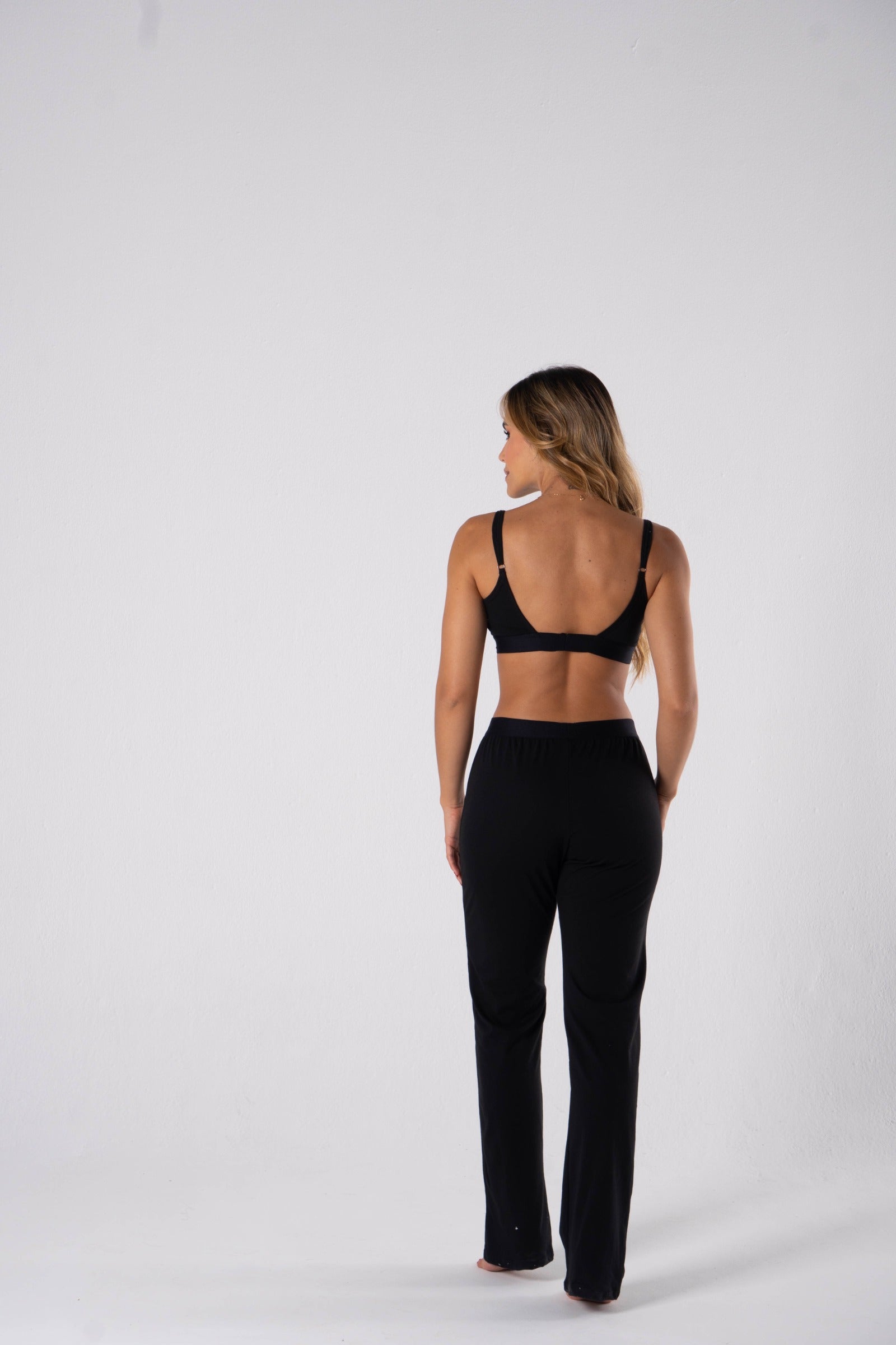 Para las que aman la esencia minimalista: frescura, caída perfecta y un estilo que combina con todo.