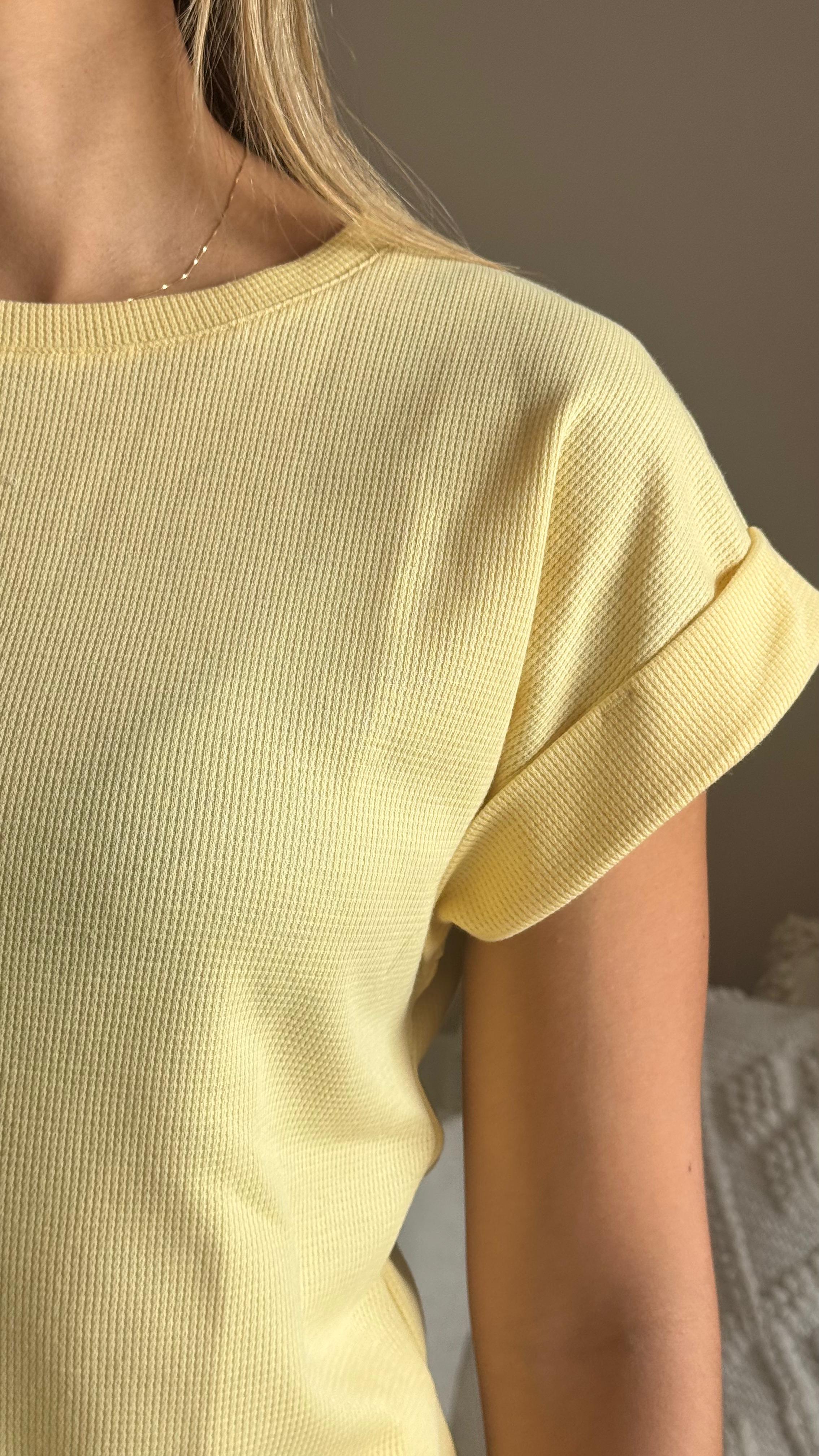 Camiseta color amarilla en tela galleta, manga corta con detalle en el doblez