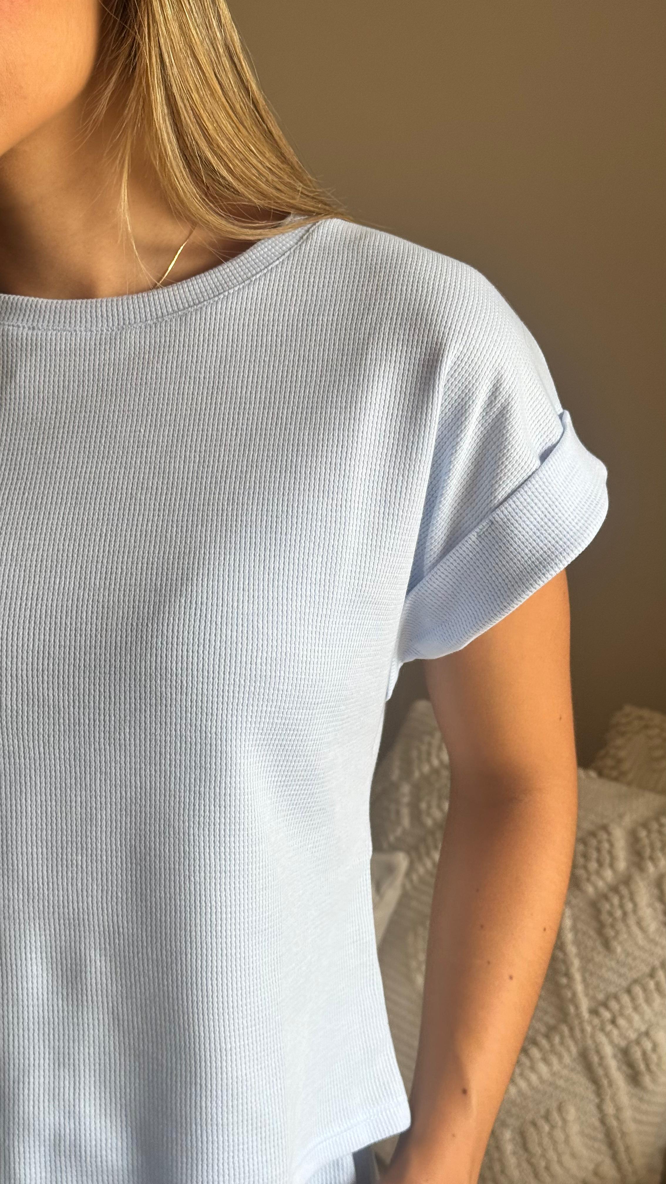 Camiseta color azul claro en tela galleta, manga corta con detalle en el doblez