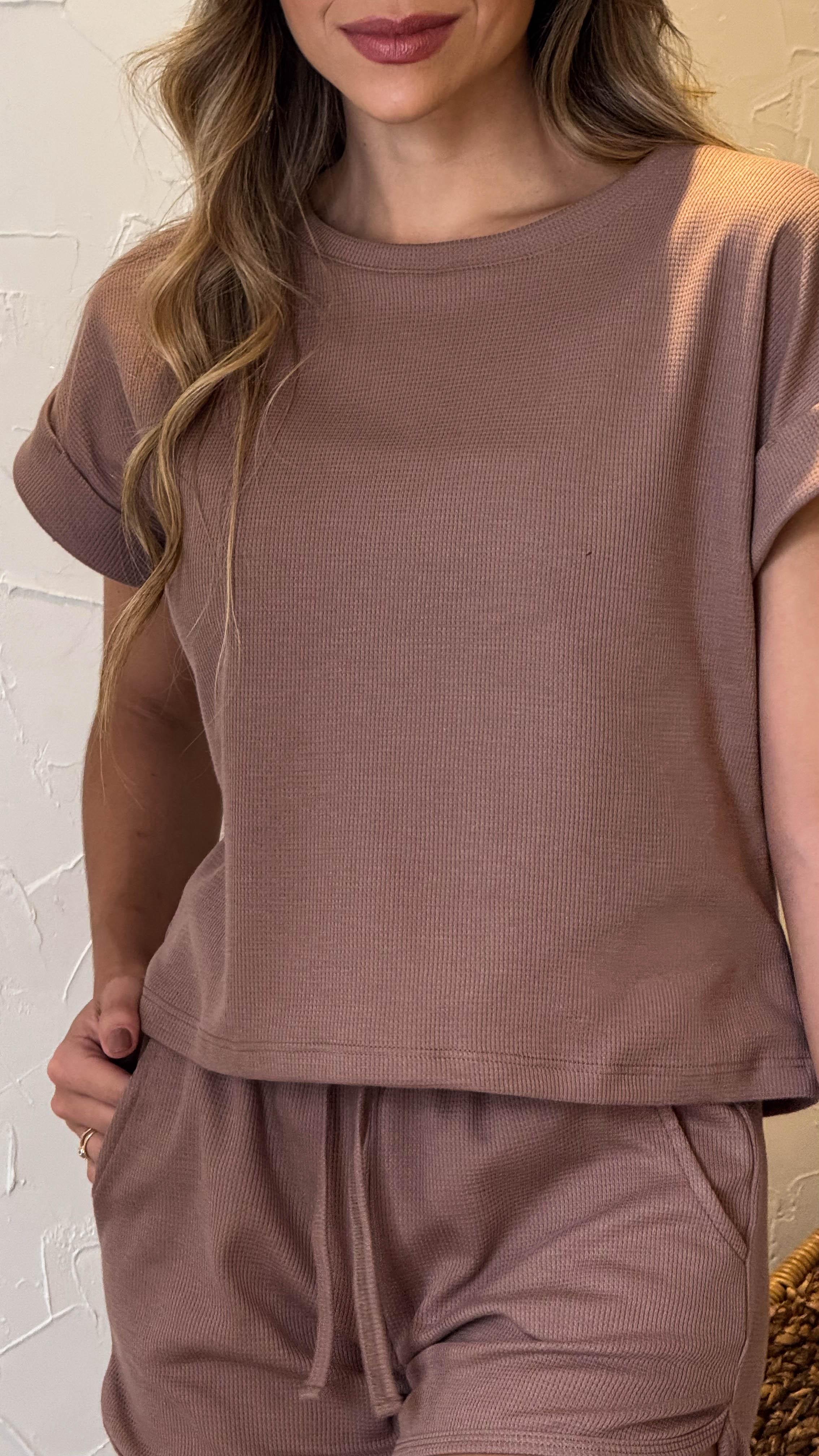 Camiseta color mocca en tela galleta, manga corta con detalle en el doblez