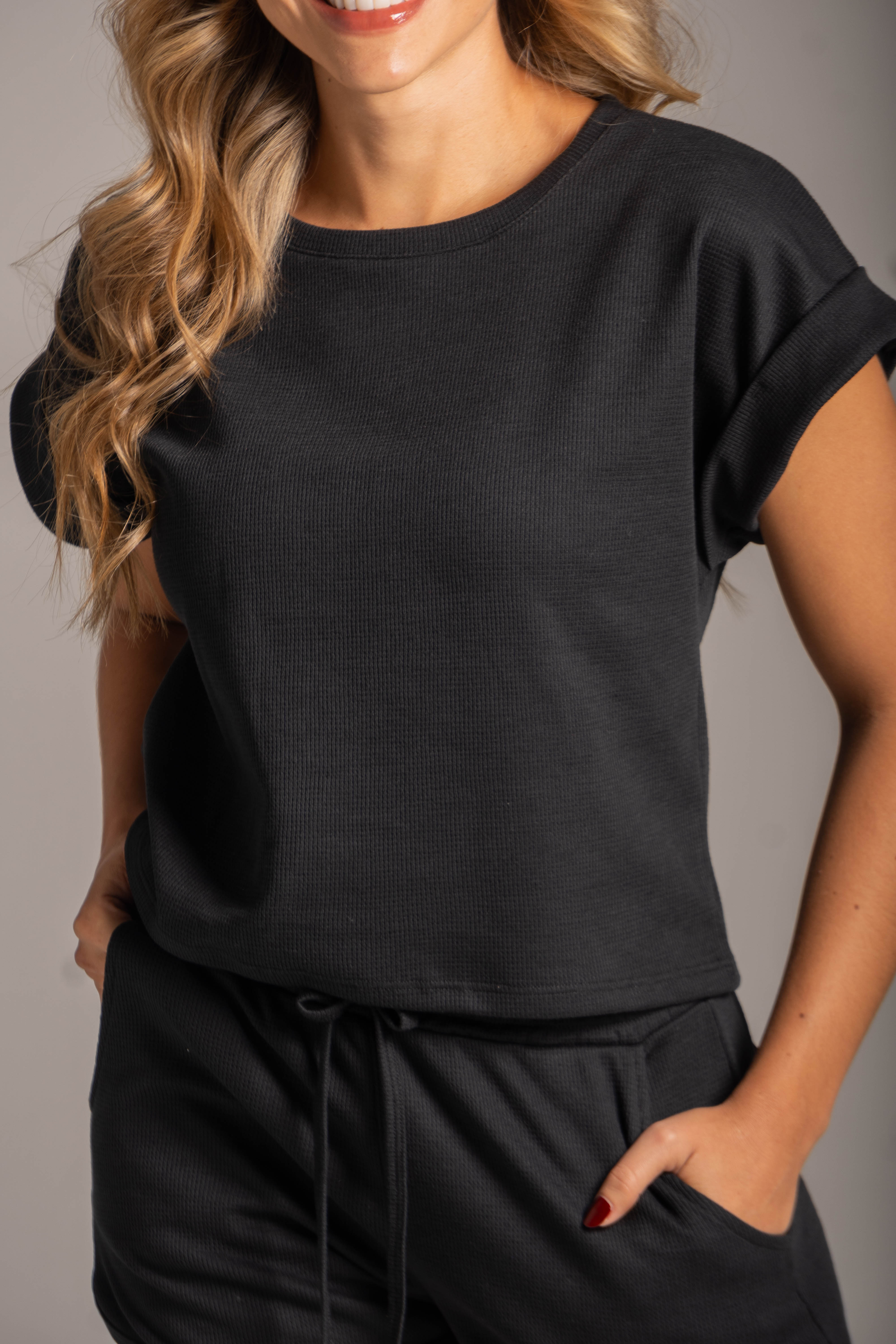 Camiseta color negro en tela galleta, manga corta con detalle en el doblez