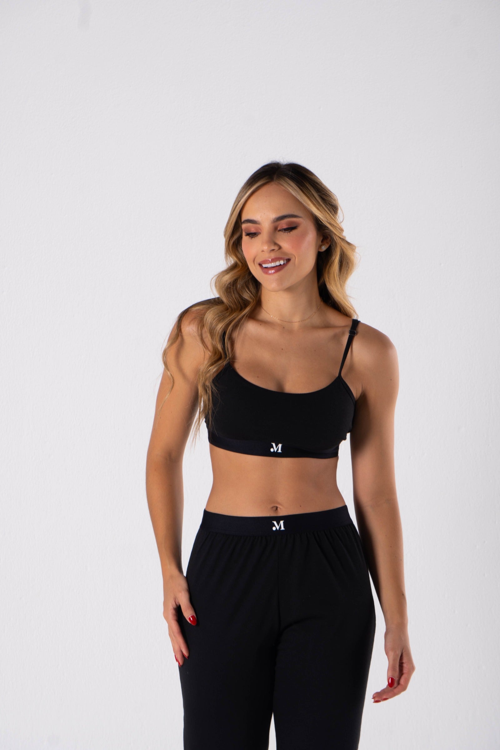 Cuando buscas comodidad sin perder estilo. Negro que estiliza, suavidad que abraza. Tu nueva favorita llegó.