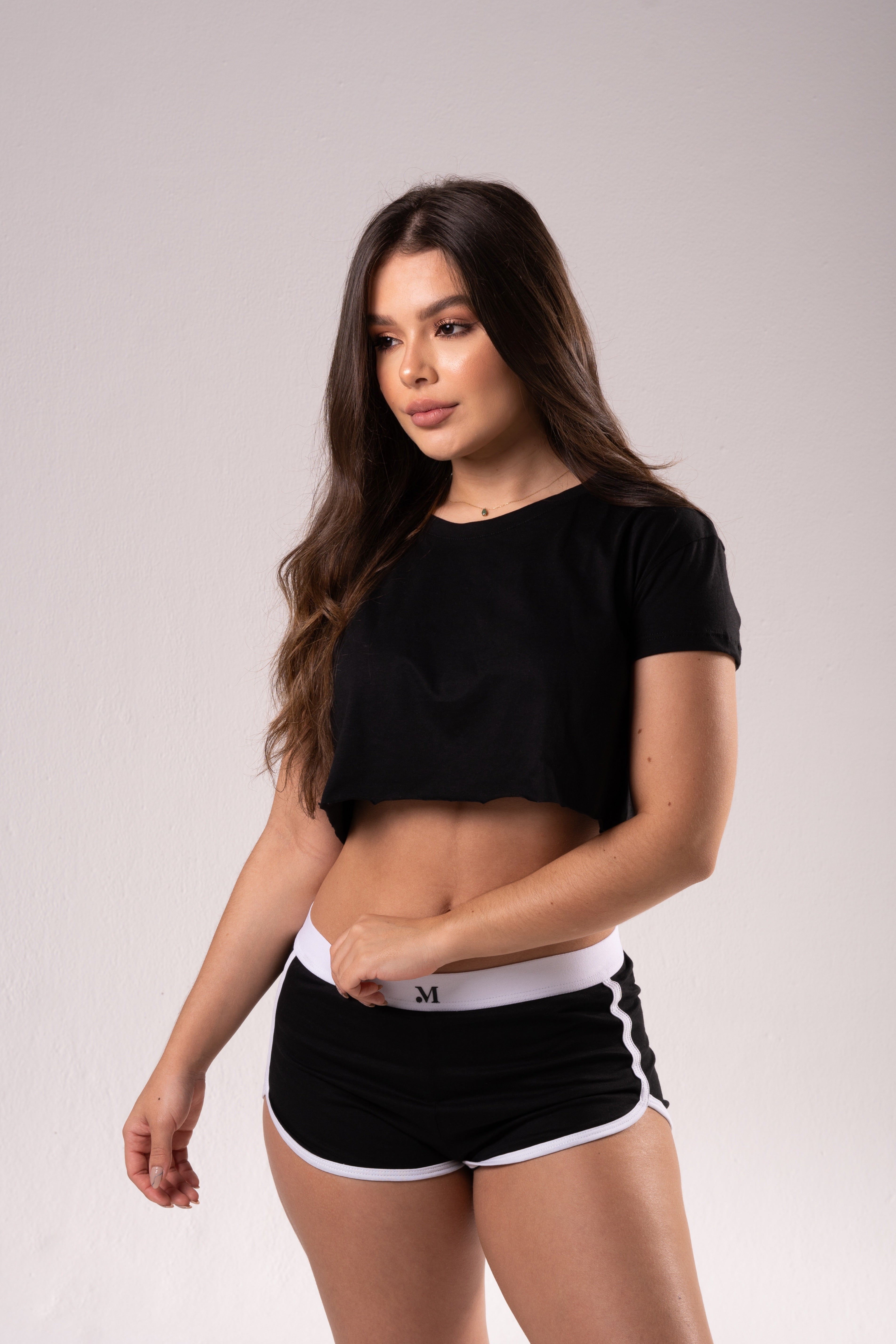 Un diseño ligero y moderno que abraza tu figura con suavidad. Perfecta para noches frescas y momentos de confort absoluto