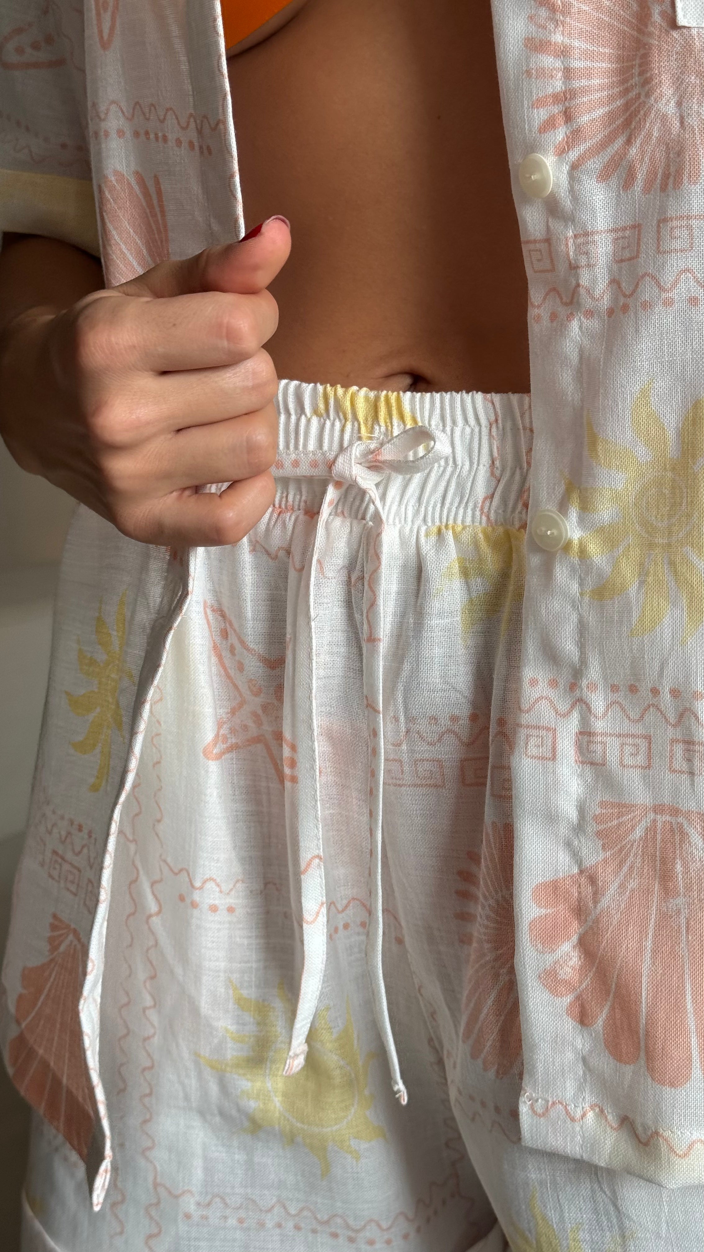 Conjunto Bora Estampado en lino, short y camisa manga corta con estampado de corales