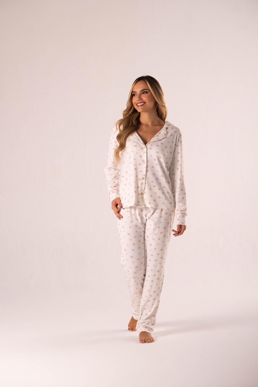 Conjunto de pijama Moreliana en tonos neutros, pantalón prolongado y puños ajustados, mostrando la textura rib