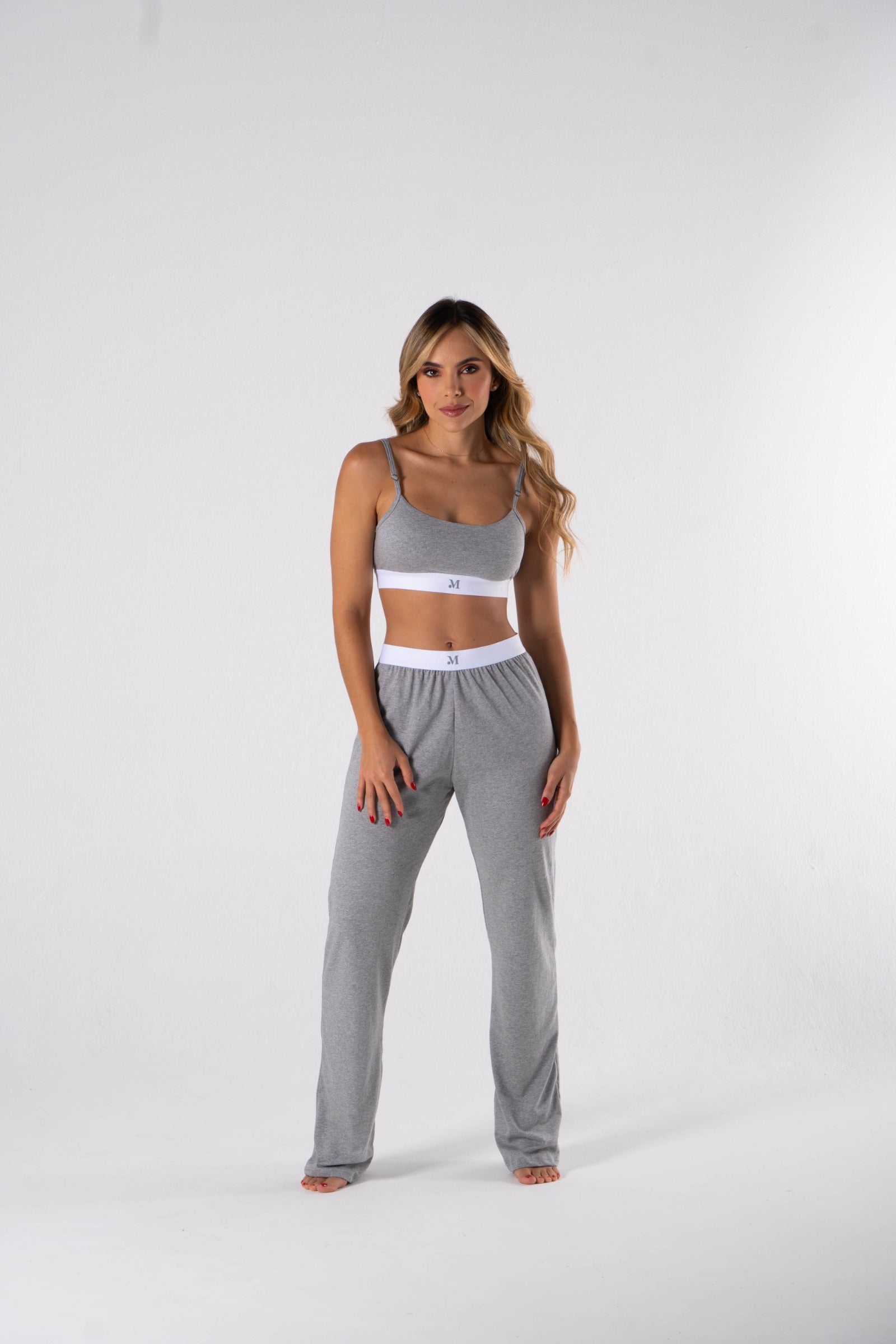conjunto Olivia color gris, top con tiras y pantalón recto de algodón 100% con pretina elástica.