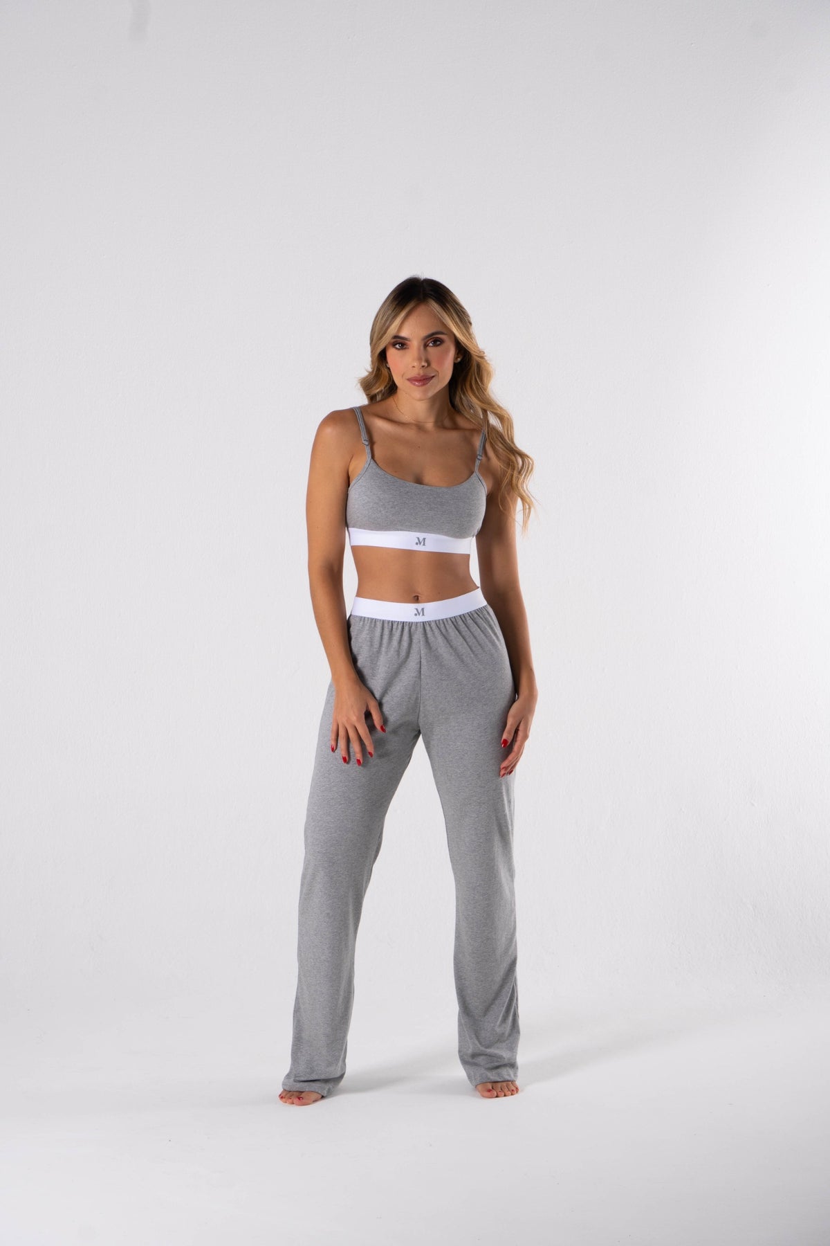 conjunto Olivia color gris, top con tiras y pantalón recto de algodón 100% con pretina elástica.