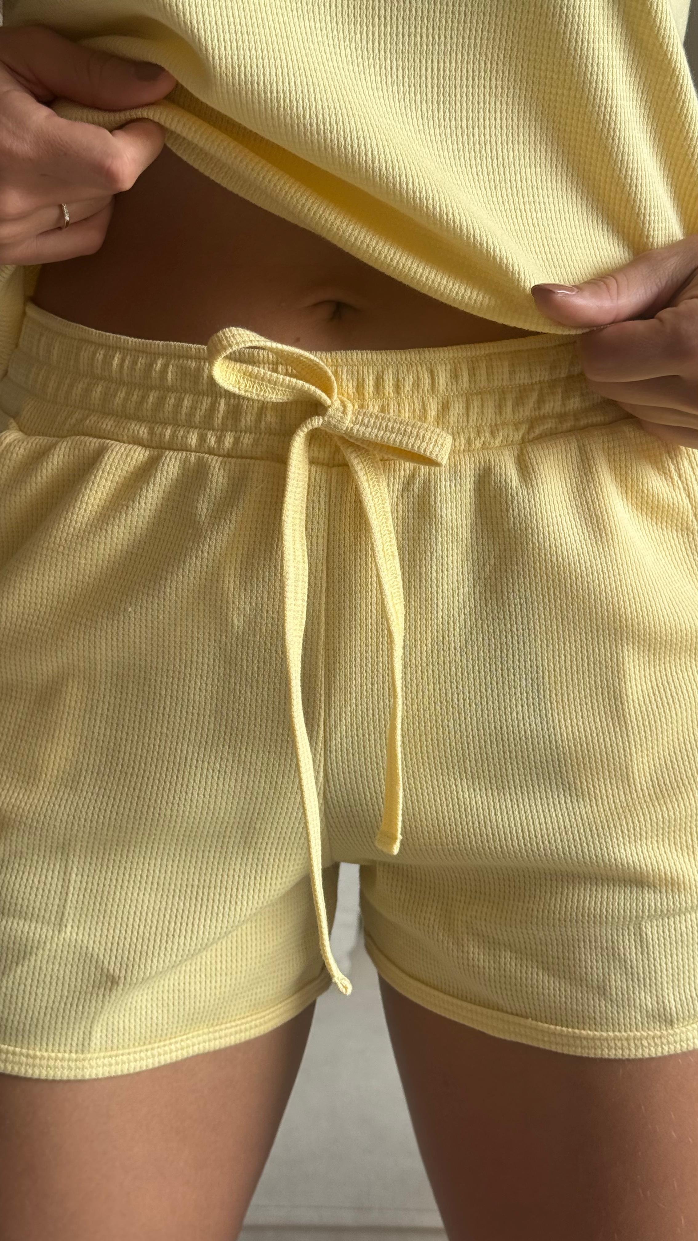 Short amarillo en tela galleta, fresco y ajustable con cordón