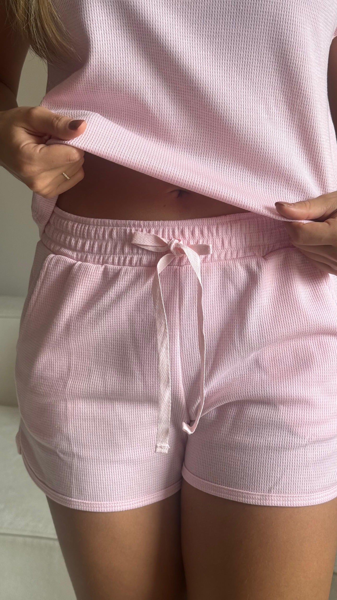 Short rosa en tela galleta con cordón ajustable y tejido fresco