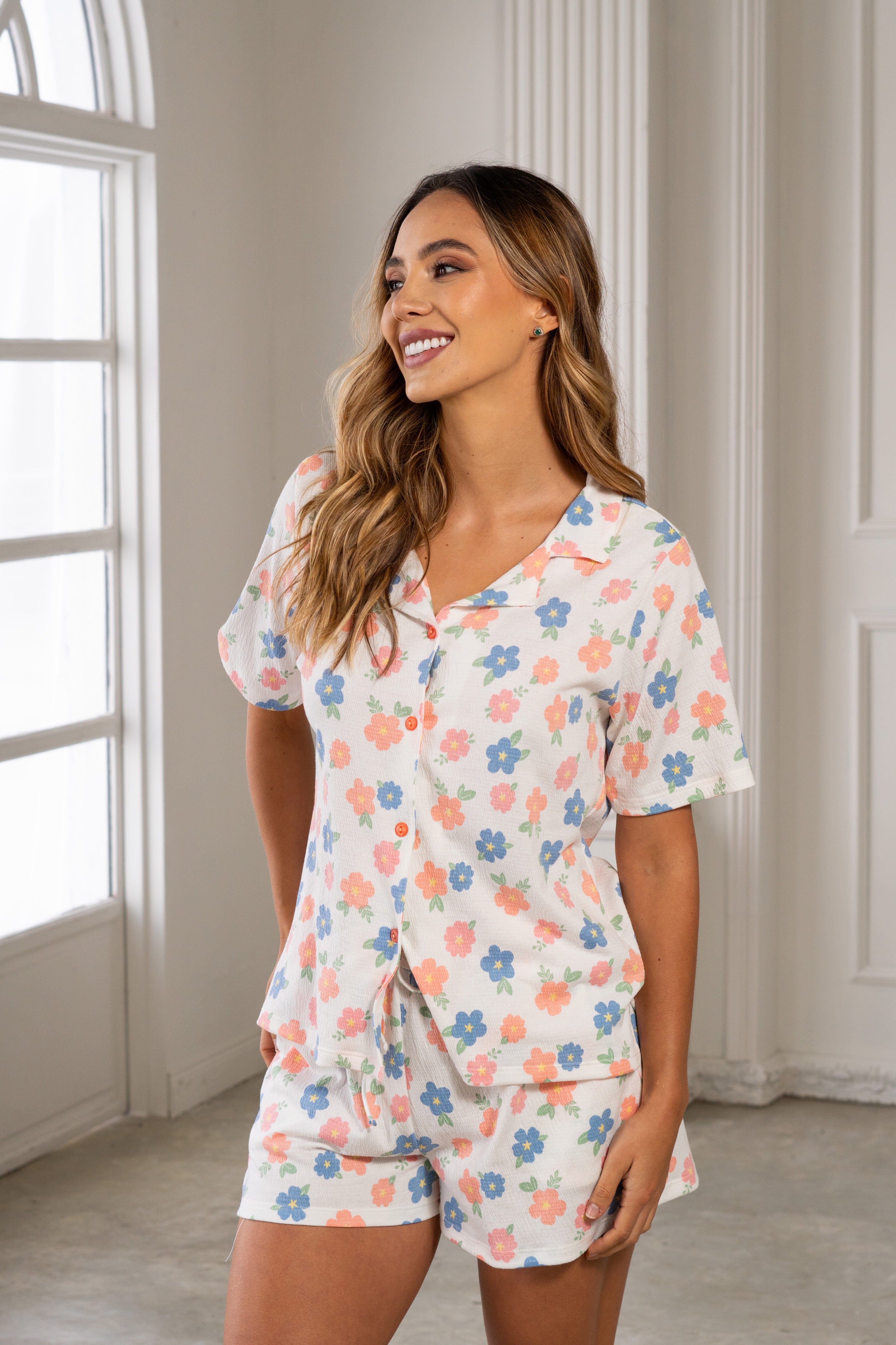 Pijama corta estampado floral pastel con camisa manga corta y short en polialgodón, diseño cómodo y femenino.