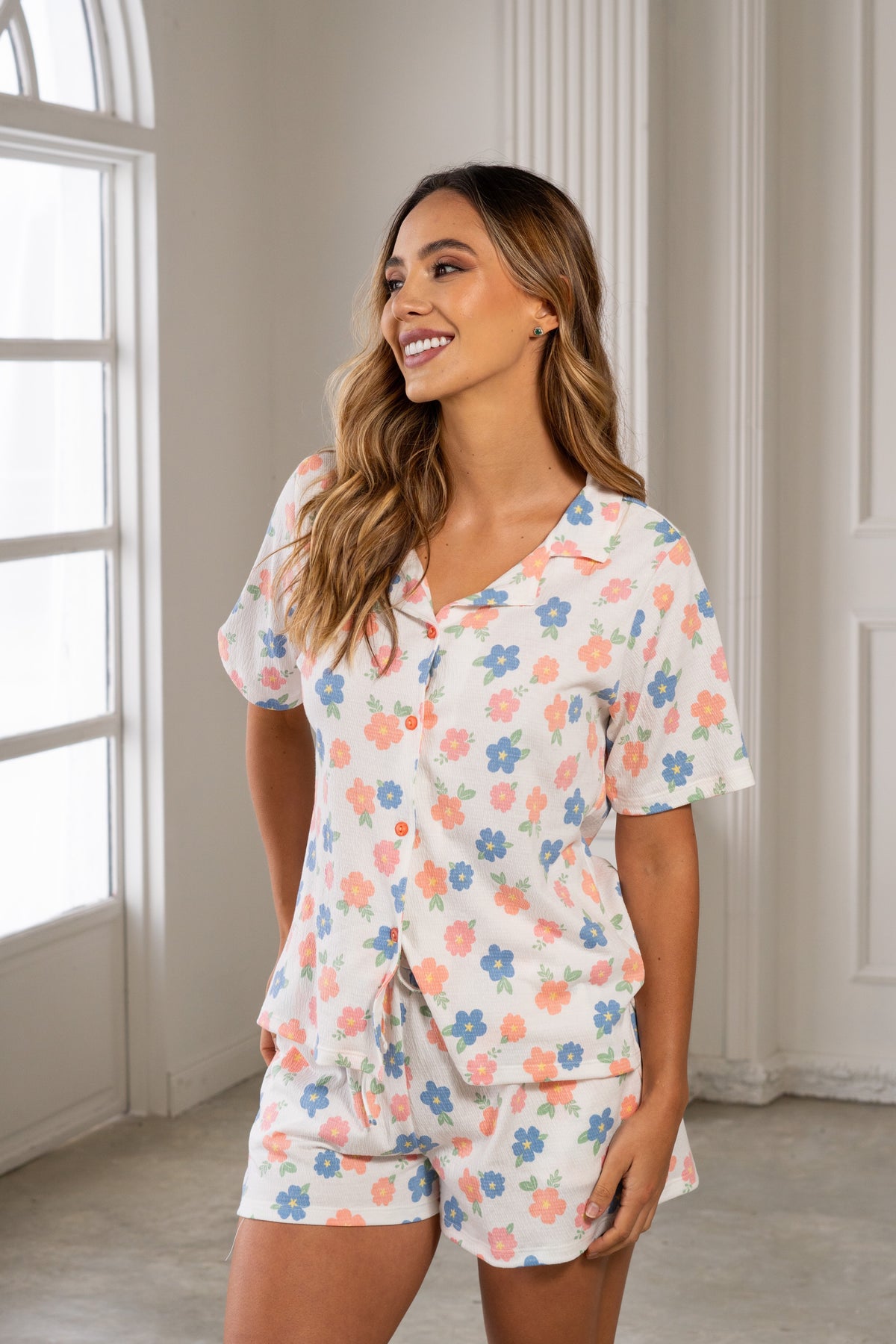 Pijama corta estampado floral pastel con camisa manga corta y short en polialgodón, diseño cómodo y femenino.