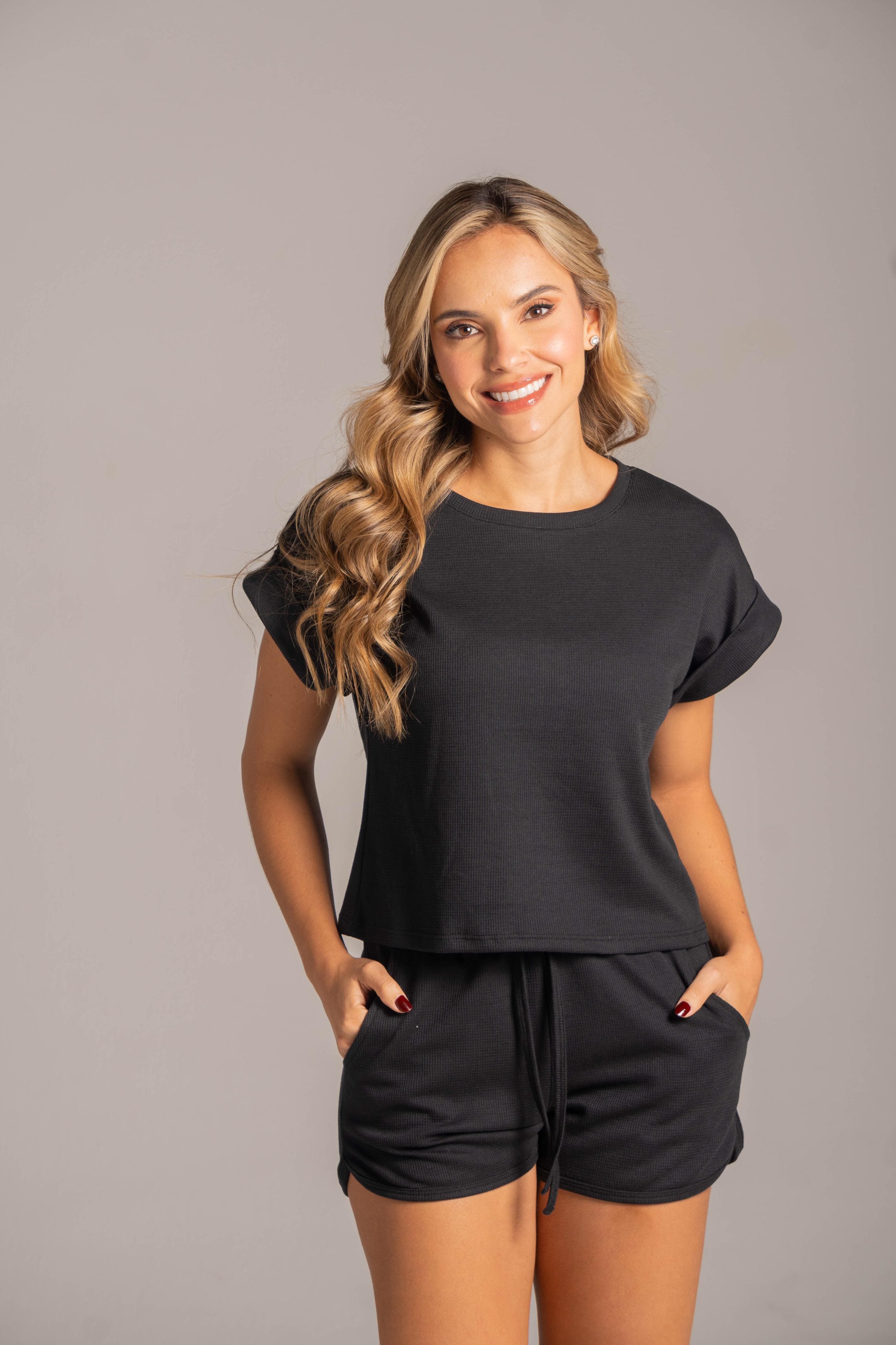 Pijama multiusos color negro, fresco, cómodo y de estilo atemporal.