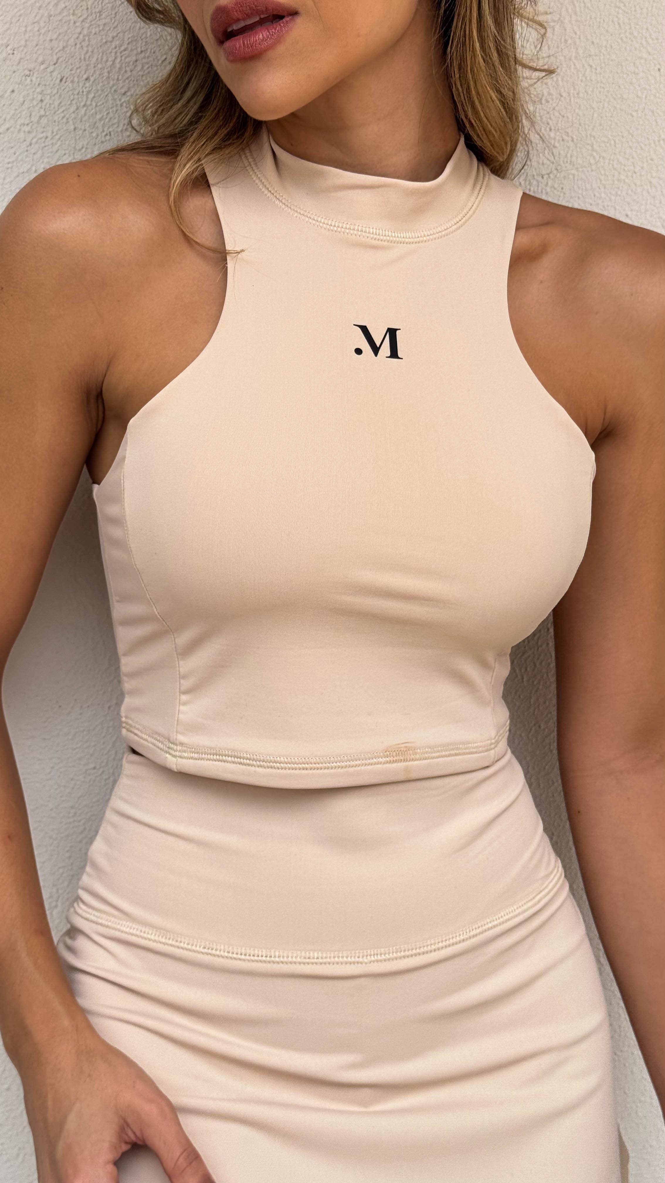 Un conjunto versátil y moderno que se adapta a entrenamientos, caminatas y looks casuales.