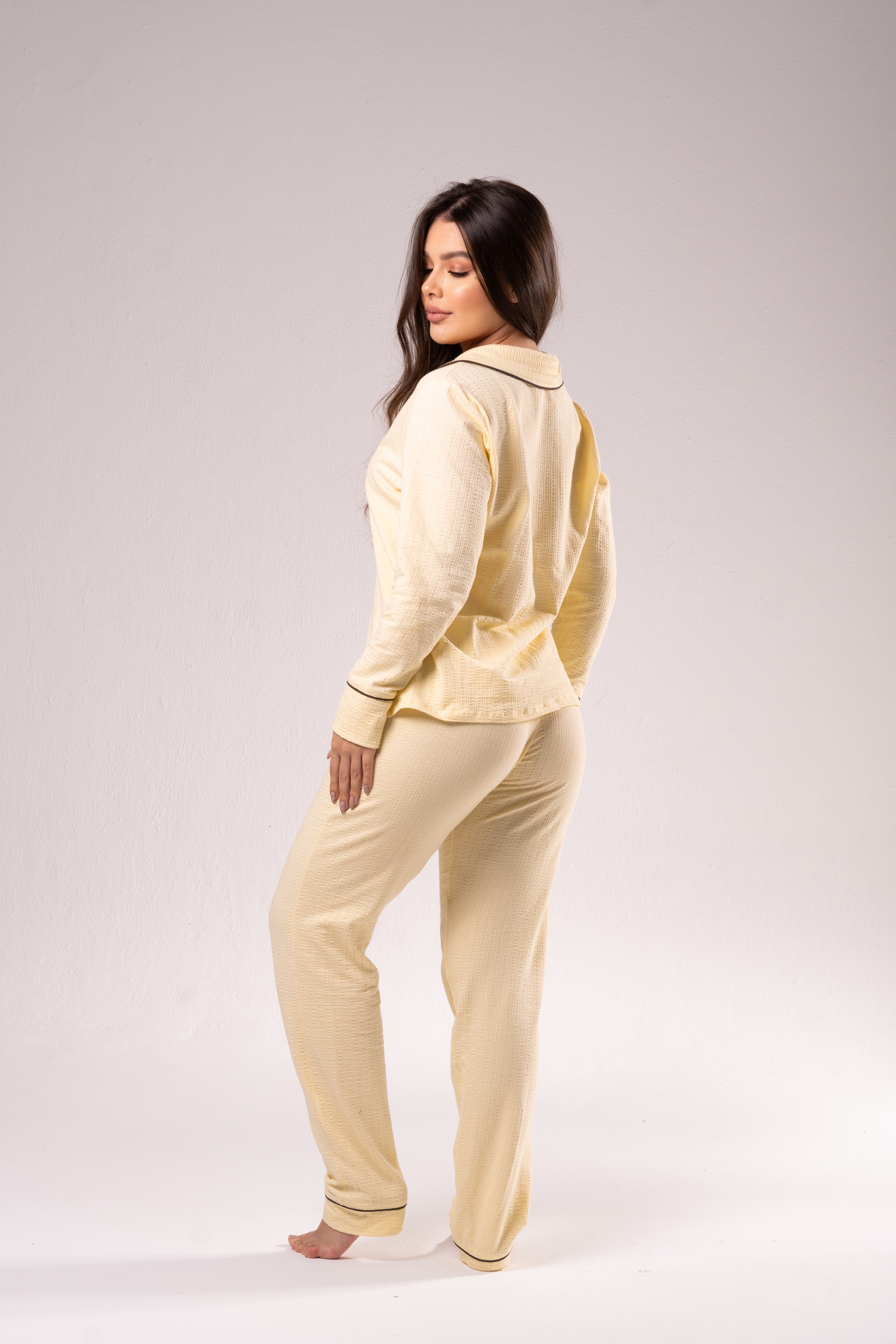 Pantalón de la pijama Moreliana Cotton en color amarillo pastel con remate blanco en el borde inferior.