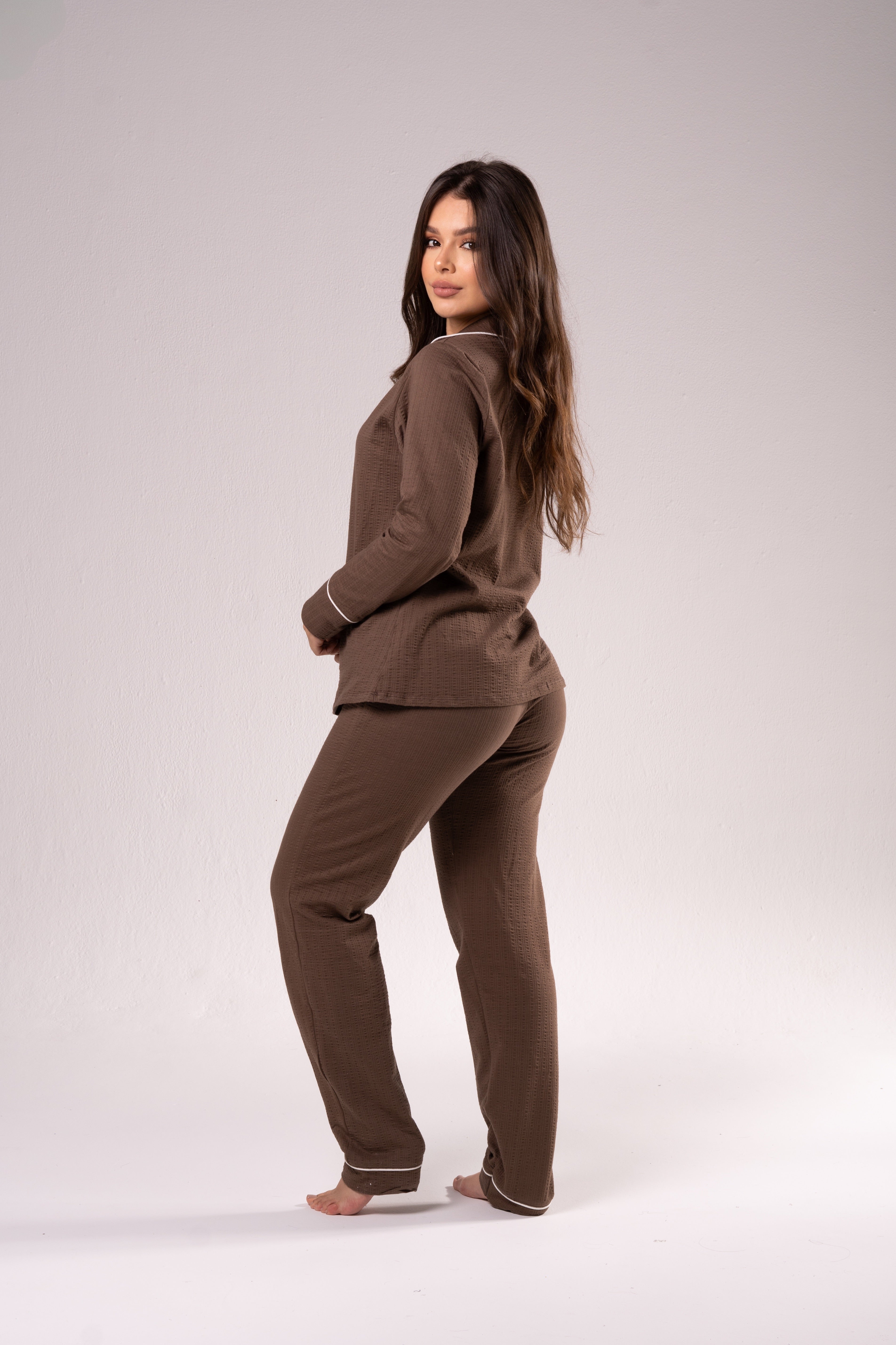 Detalle del pantalón de la pijama Moreliana Cotton en color chocolate con borde blanco en el bajo.