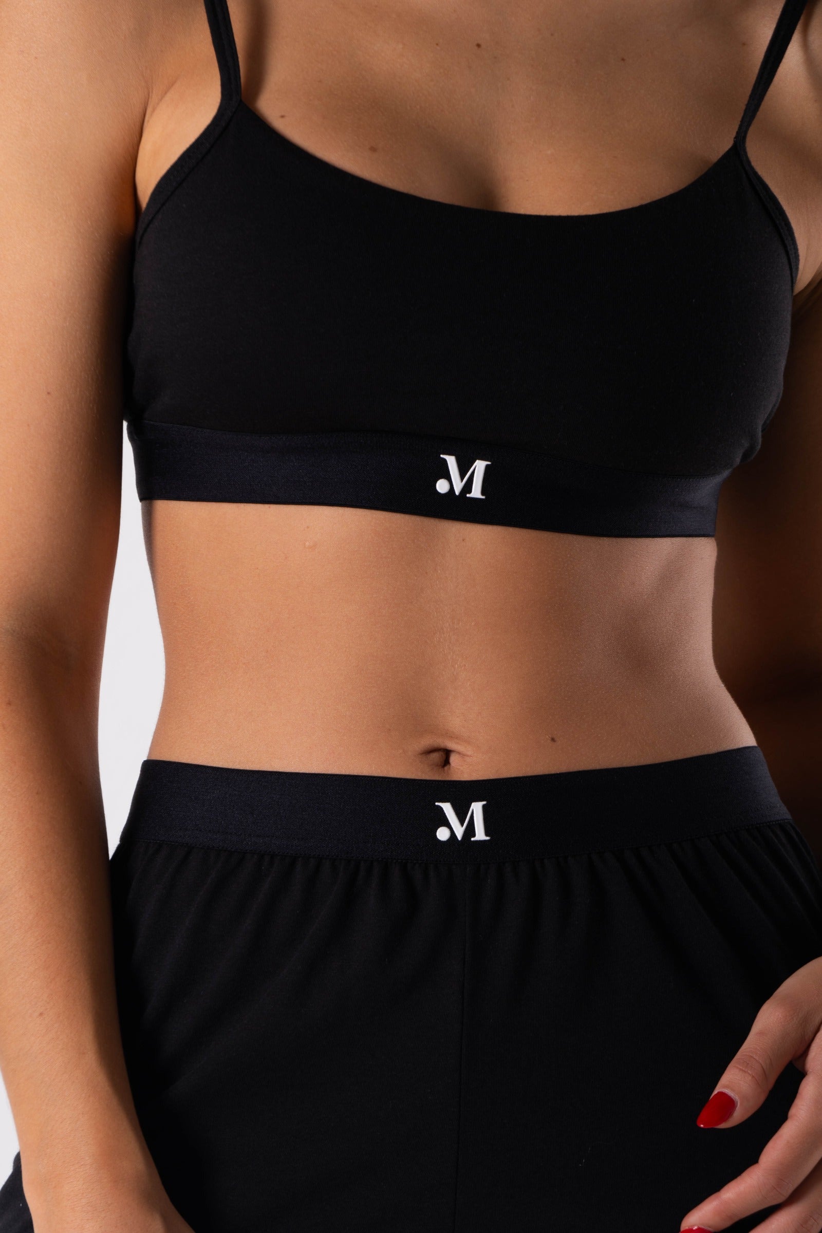 Que tus noches sean suaves y con estilo. El negro siempre dice más, y tú también.