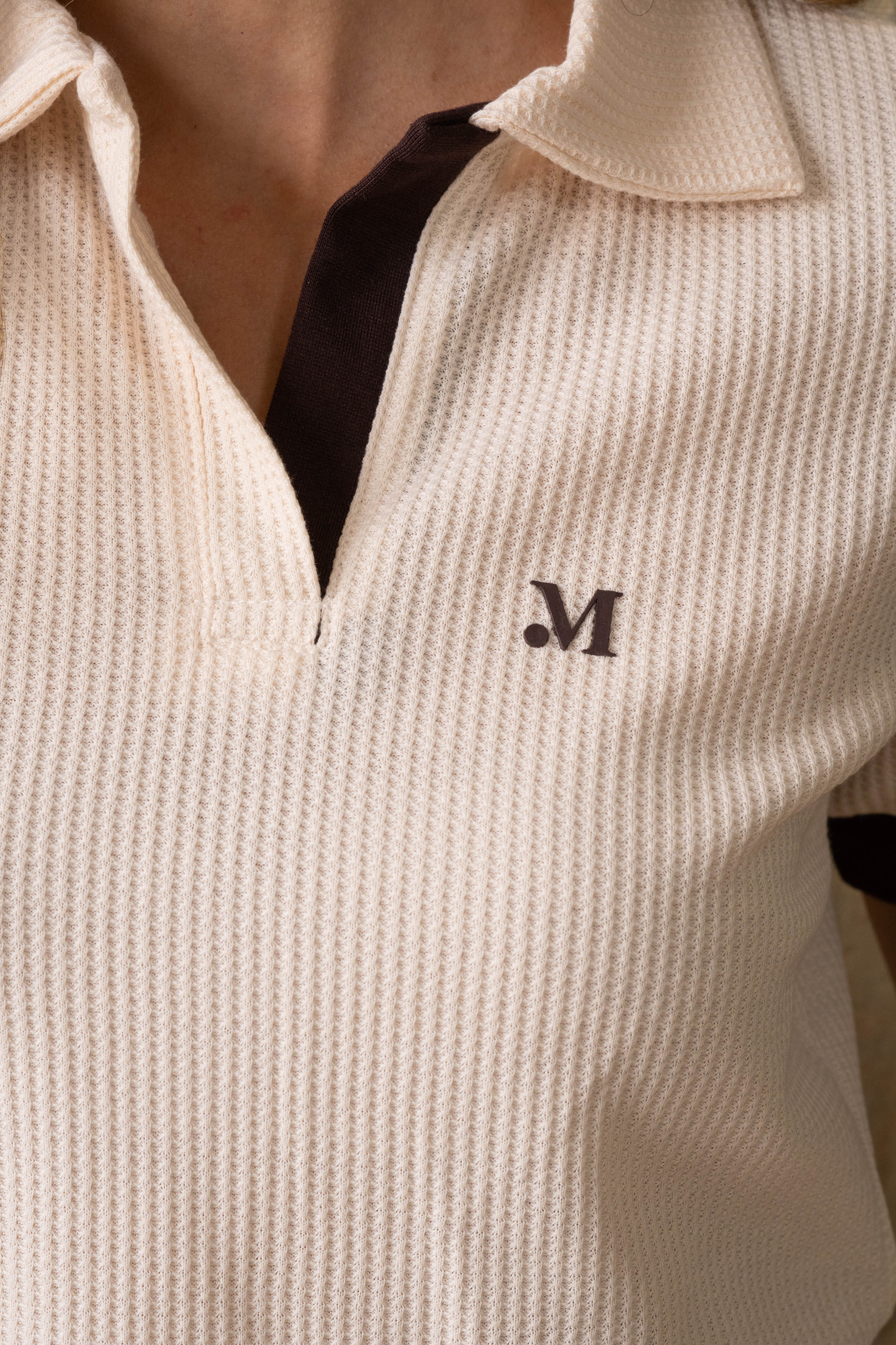 Conjunto vinotinto con camiseta polo nude – moda femenina actual.