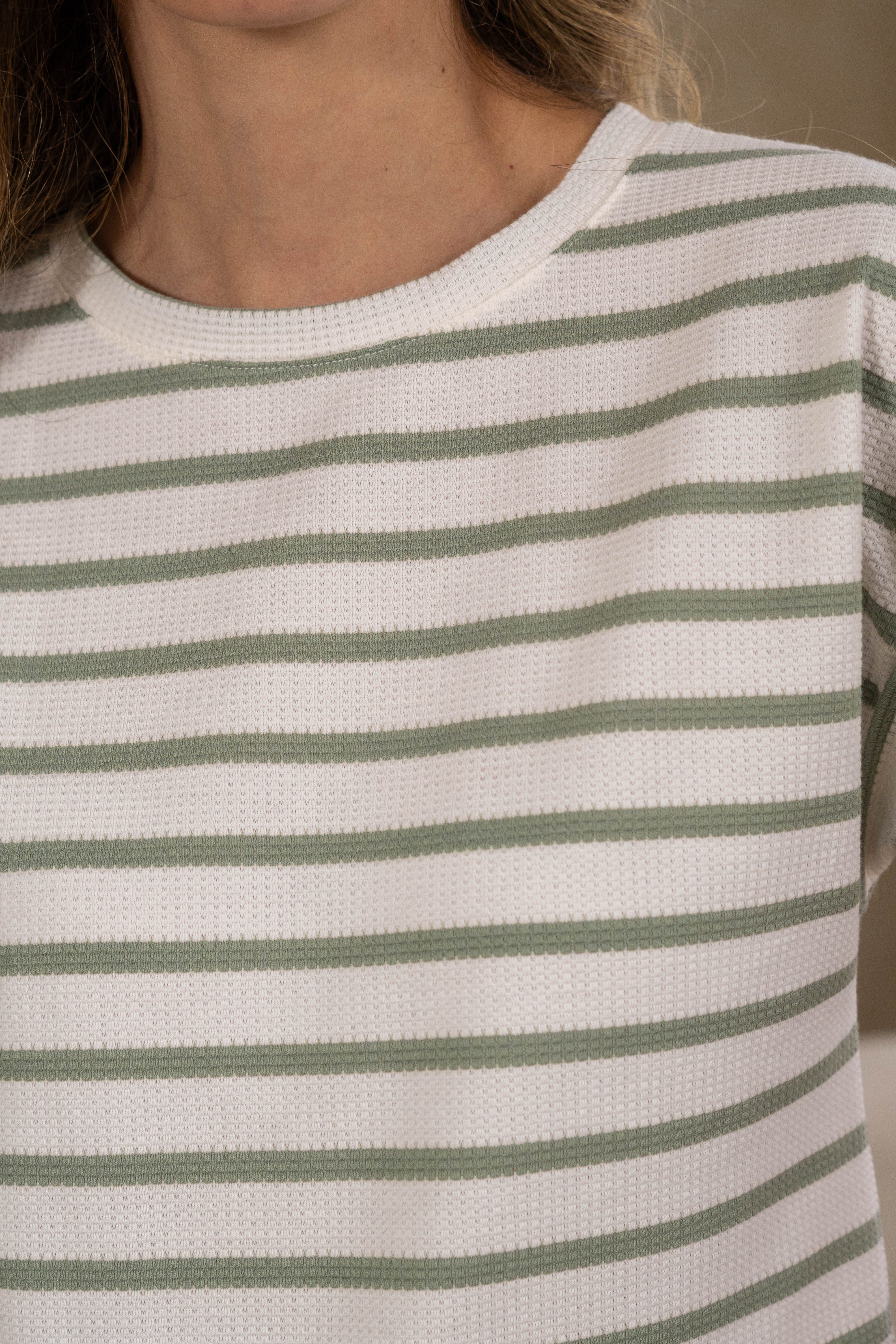 Elasticidad suave y diseño limpio que complementa cualquier rutina de descanso.