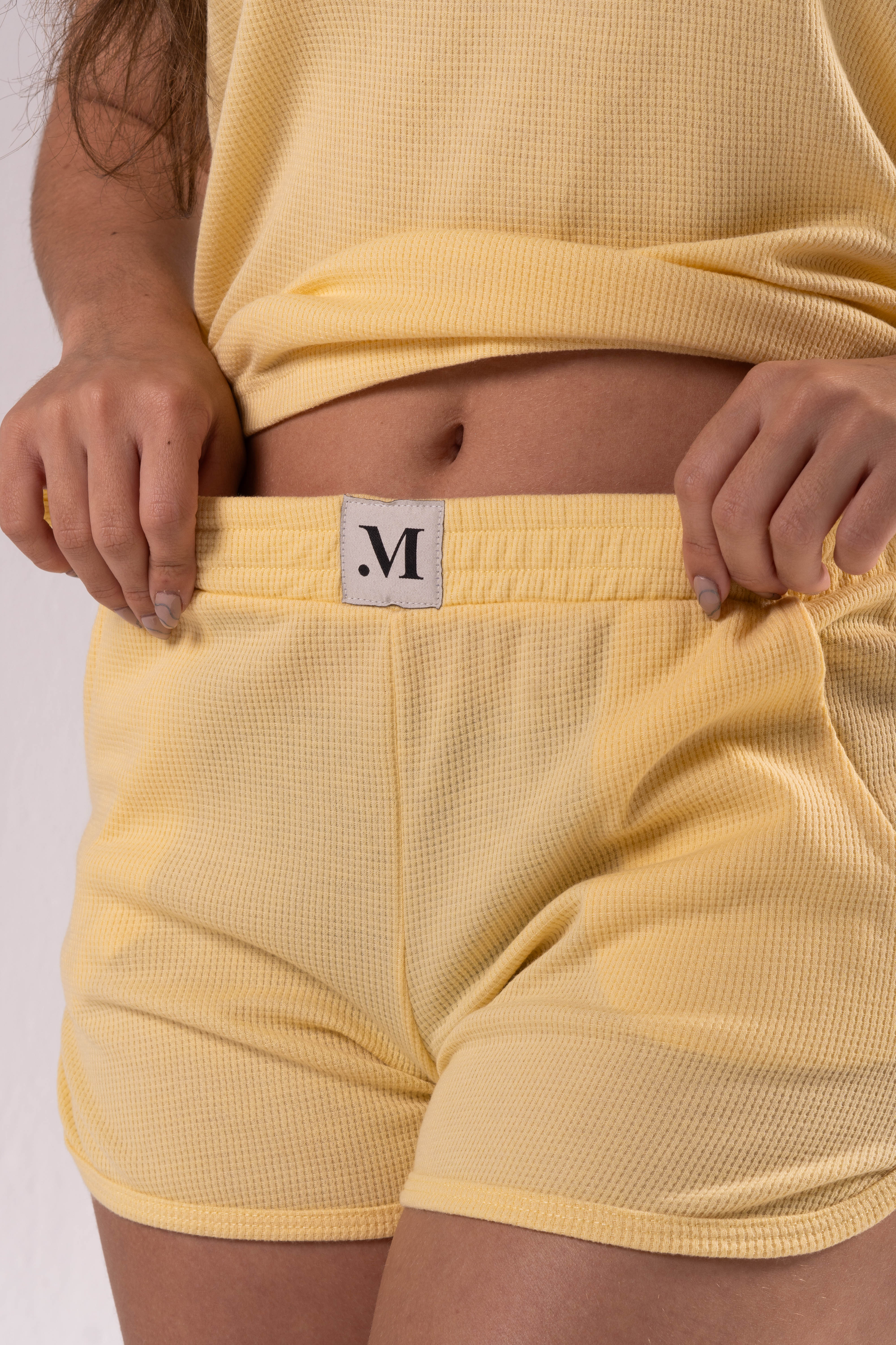 Pijama amarilla textura galleta, diseño cómodo y moderno.