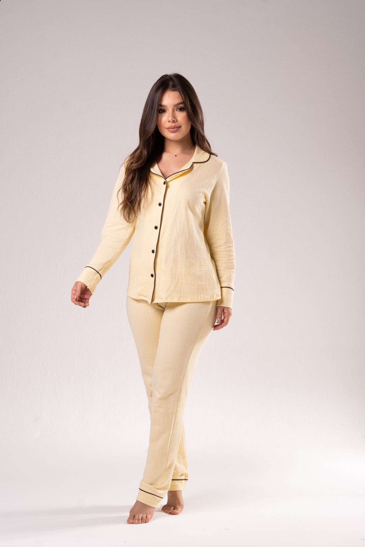 Conjunto completo de la pijama Moreliana Cotton en tono amarillo pastel con camisa de botones y pantalón con borde blanco.