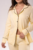 Pijama Moreliana Cotton en color amarillo pastel mostrando la camisa con cuello en V y borde blanco en la manga.