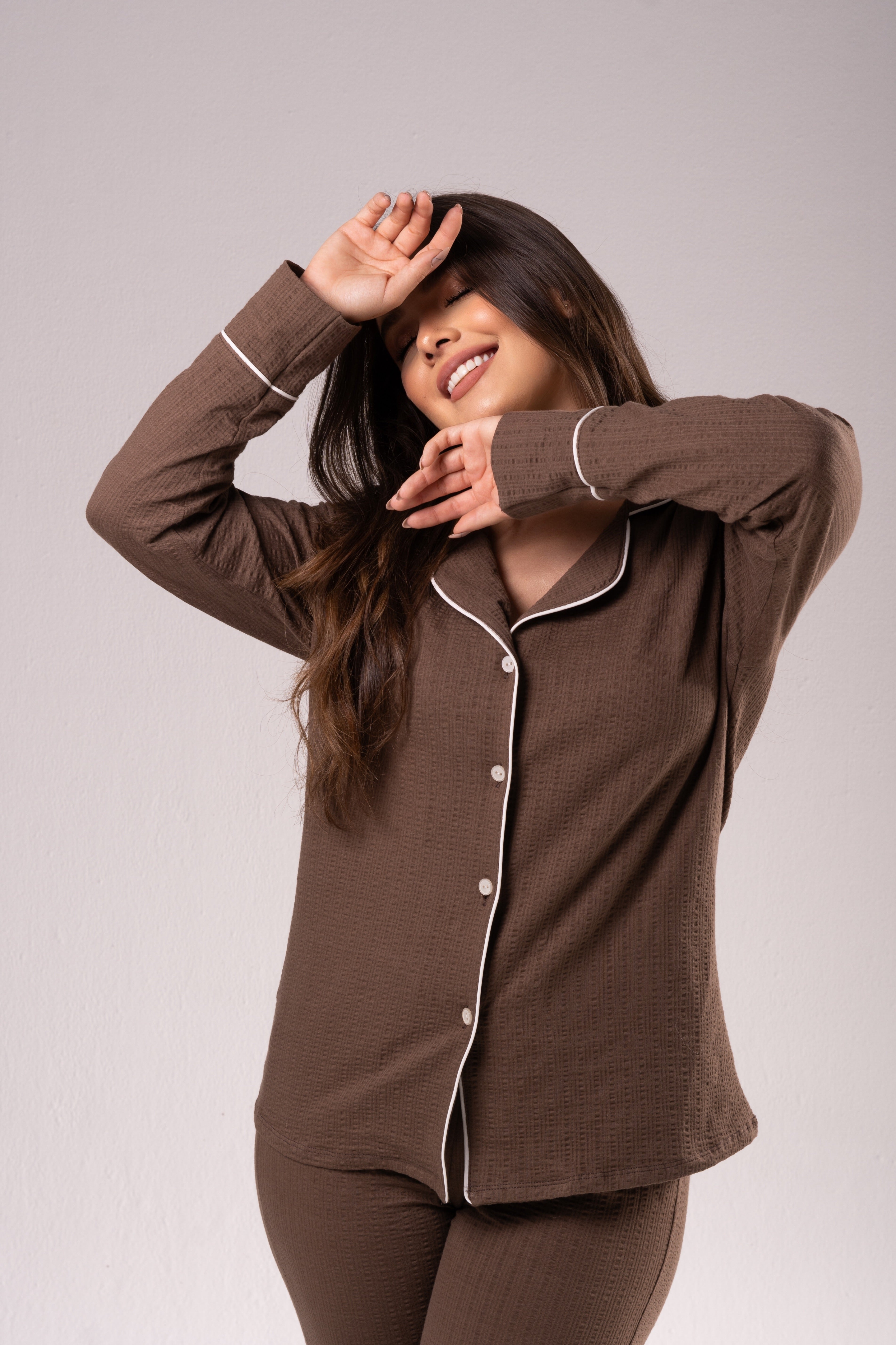 Pijama Moreliana Cotton en color chocolate destacando la camisa con cuello en V y el ribete blanco en la manga.