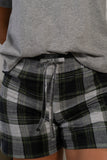 Pijama gris para mujer con camiseta manga corta y pantaloneta a cuadros verdes, en algodón suave y cómodo.