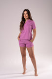 Pijama Nous Lover morada en polialgodón textura galleta, short y polo.