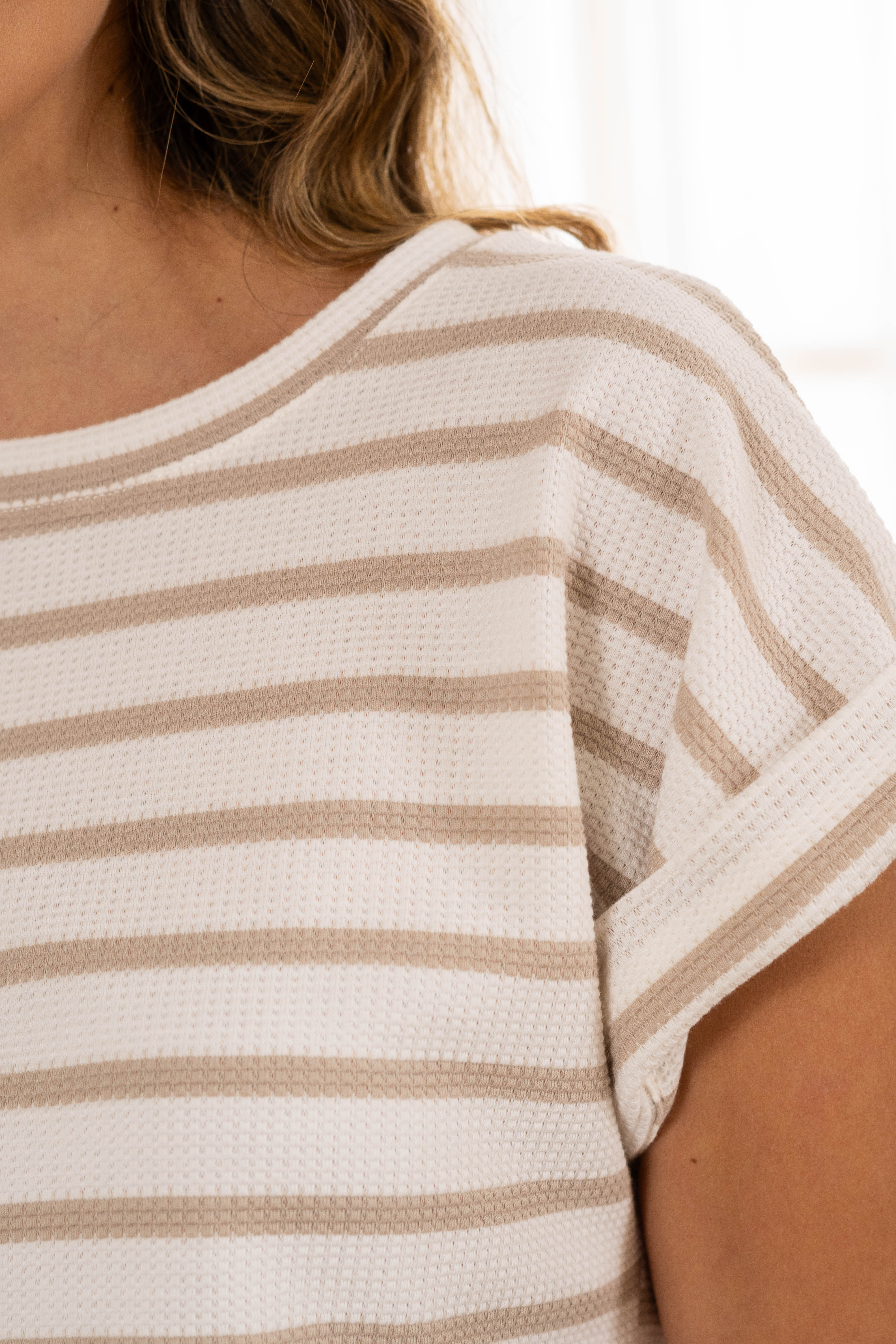 Conjunto de pijama corto en algodón spandex con rayas beige  camiseta suelta y short ajustable.