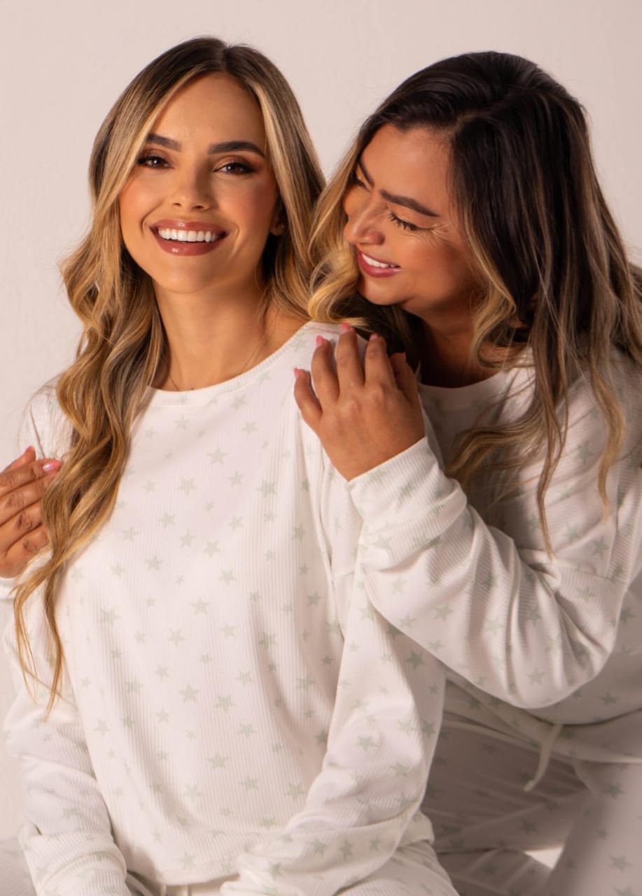 Pijama Skin hueso con estrellas olivo ideal para noches frescas, suavidad y elegancia.