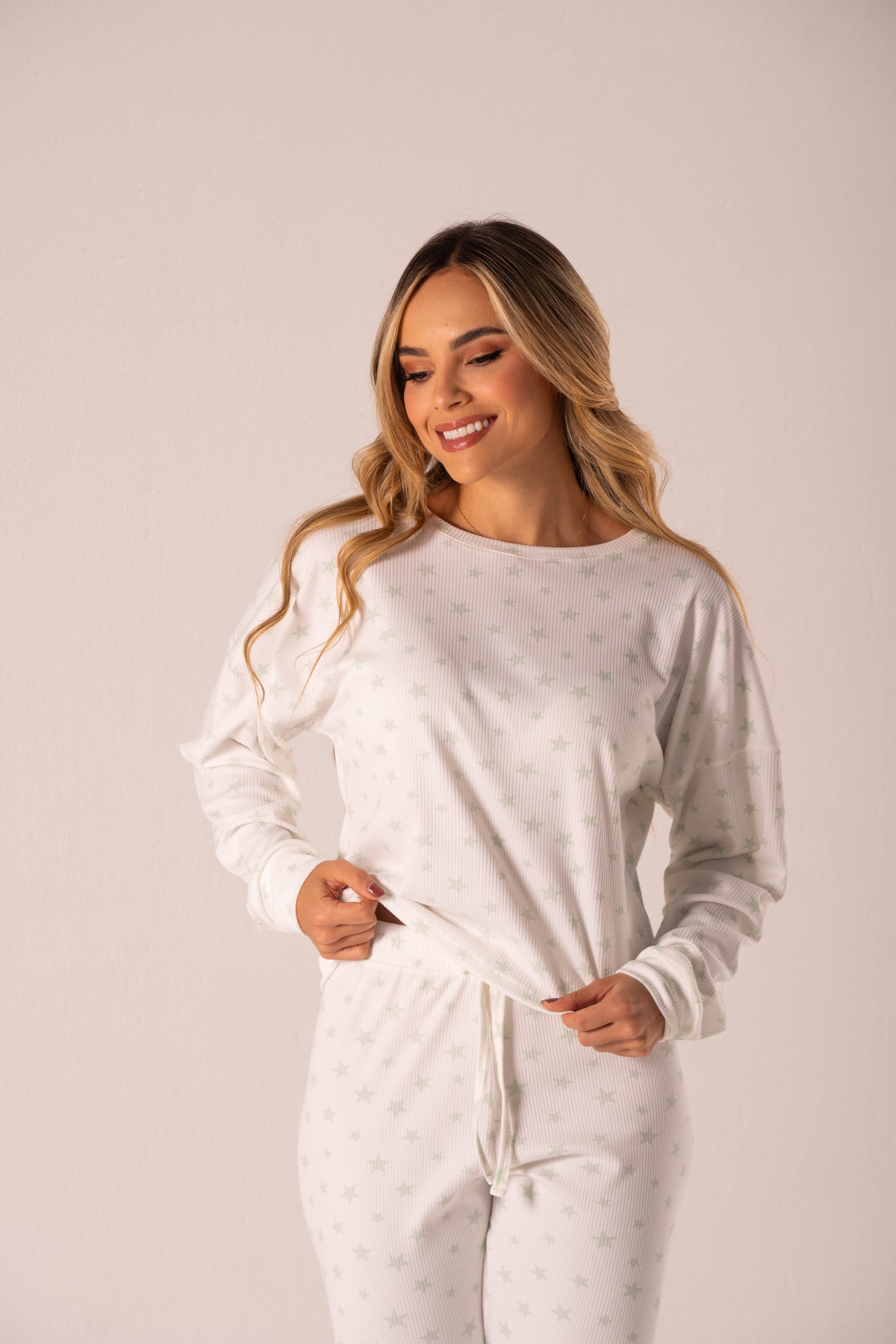 Textura de la tela rib premium en pijama Skin hueso con estrellas olivo.