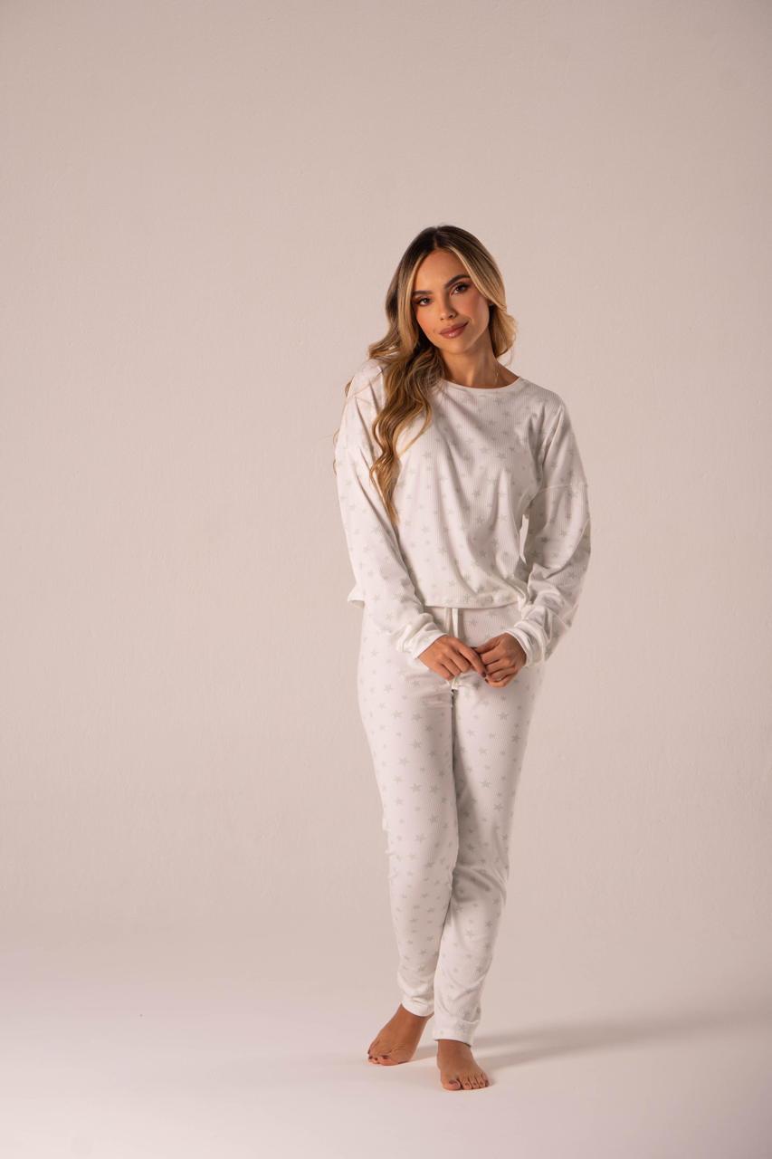 Conjunto completo de pijama Skin hueso con camisa manga larga y pantalón prolongado.