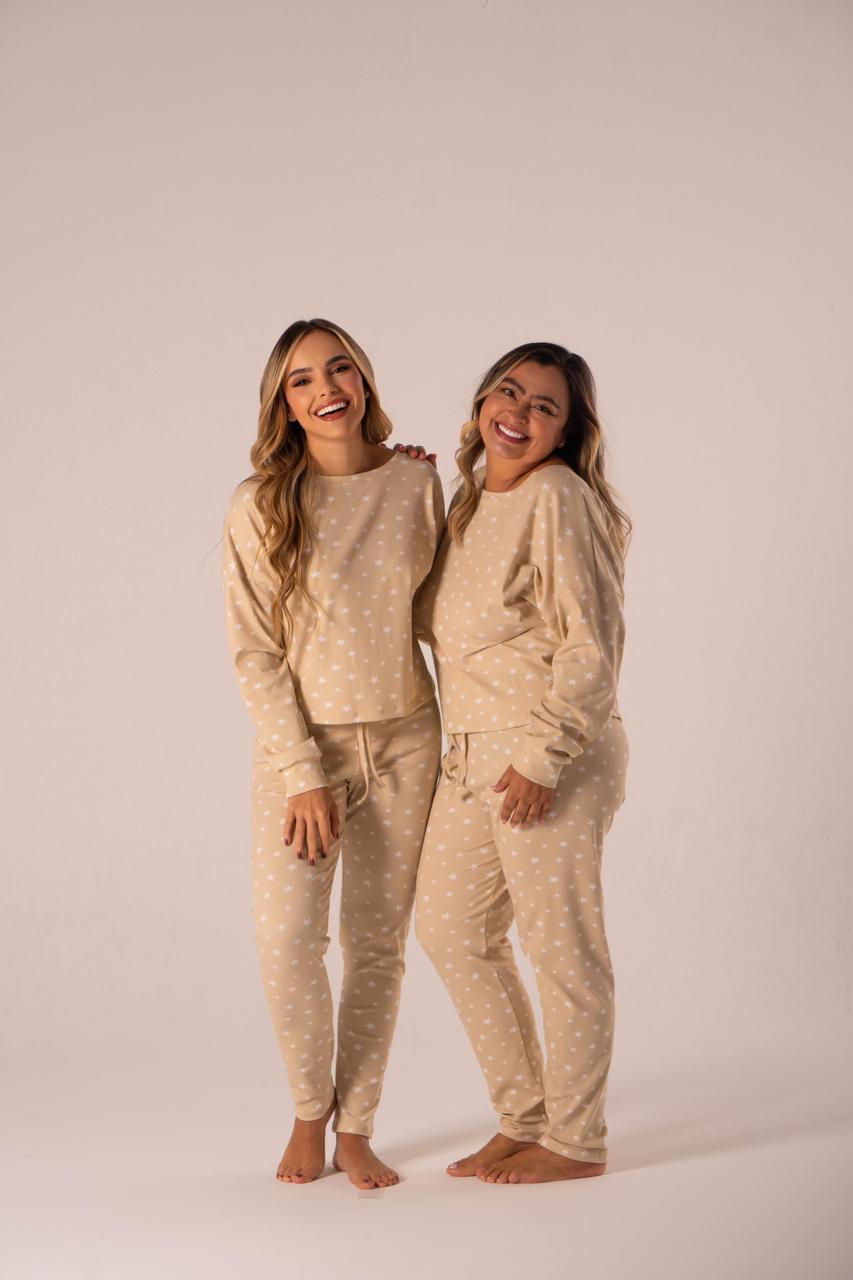 Pijama Skin color nude con estampado de estrellas blancas vista frontal.