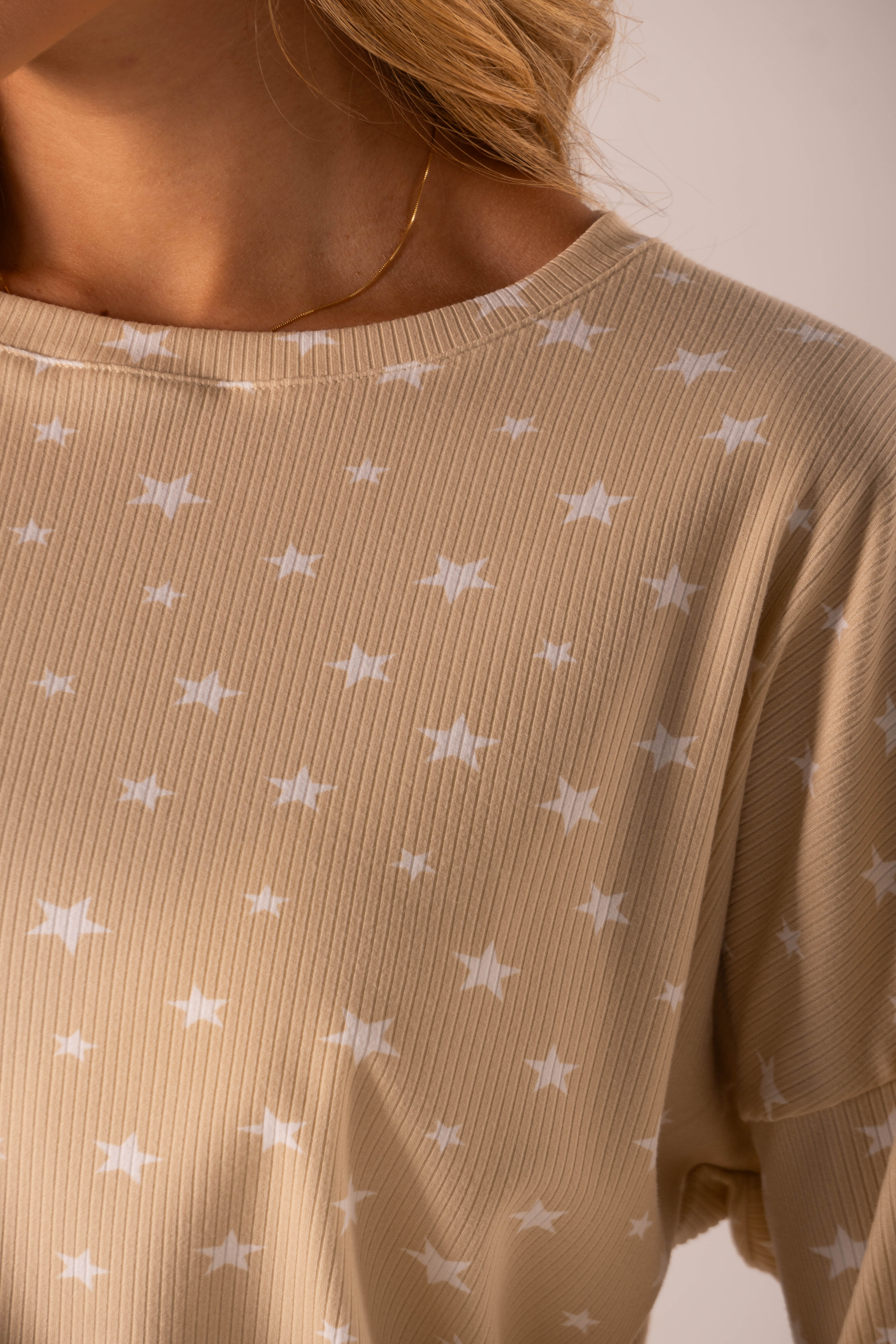 Textura de la tela rib premium en la pijama Skin nude con estrellas blancas.