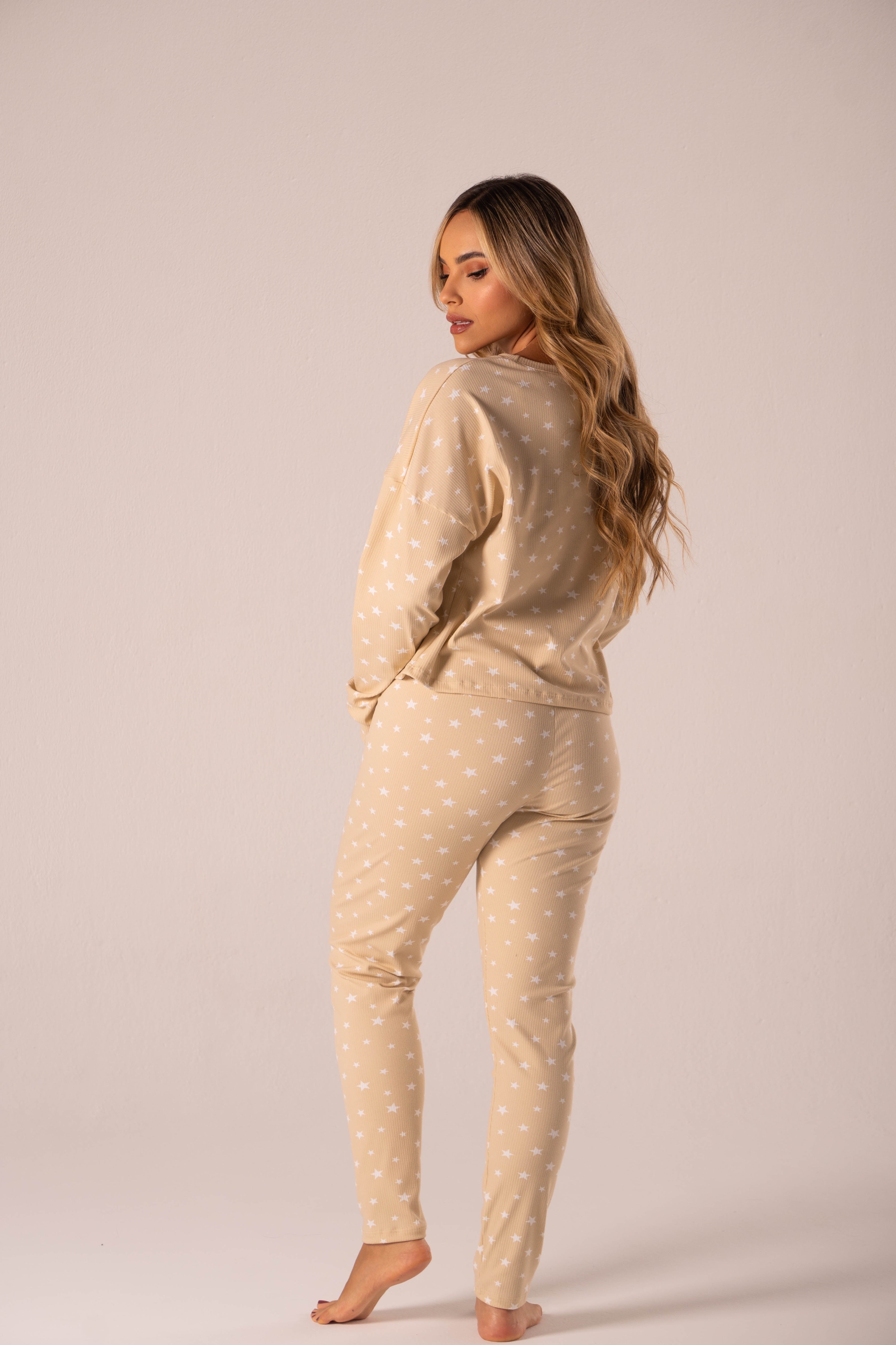 Conjunto completo de pijama Skin nude con camisa manga larga y pantalón prolongado.