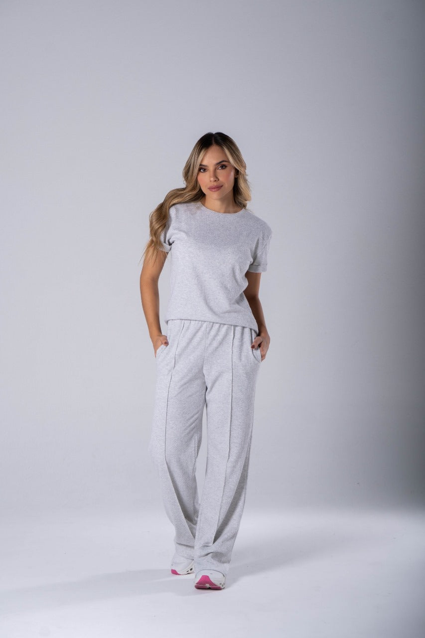 Conjunto deportivo para mujer en tela burda textura – color gris con pantalón y camisa manga corta