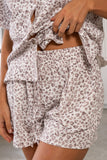 Set de pijama estampado animal print con short y camisa manga corta, estilo moderno y femenino.