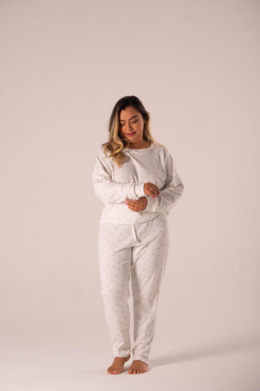 Pijama Skin color hueso con estampado de estrellas olivo vista frontal.
