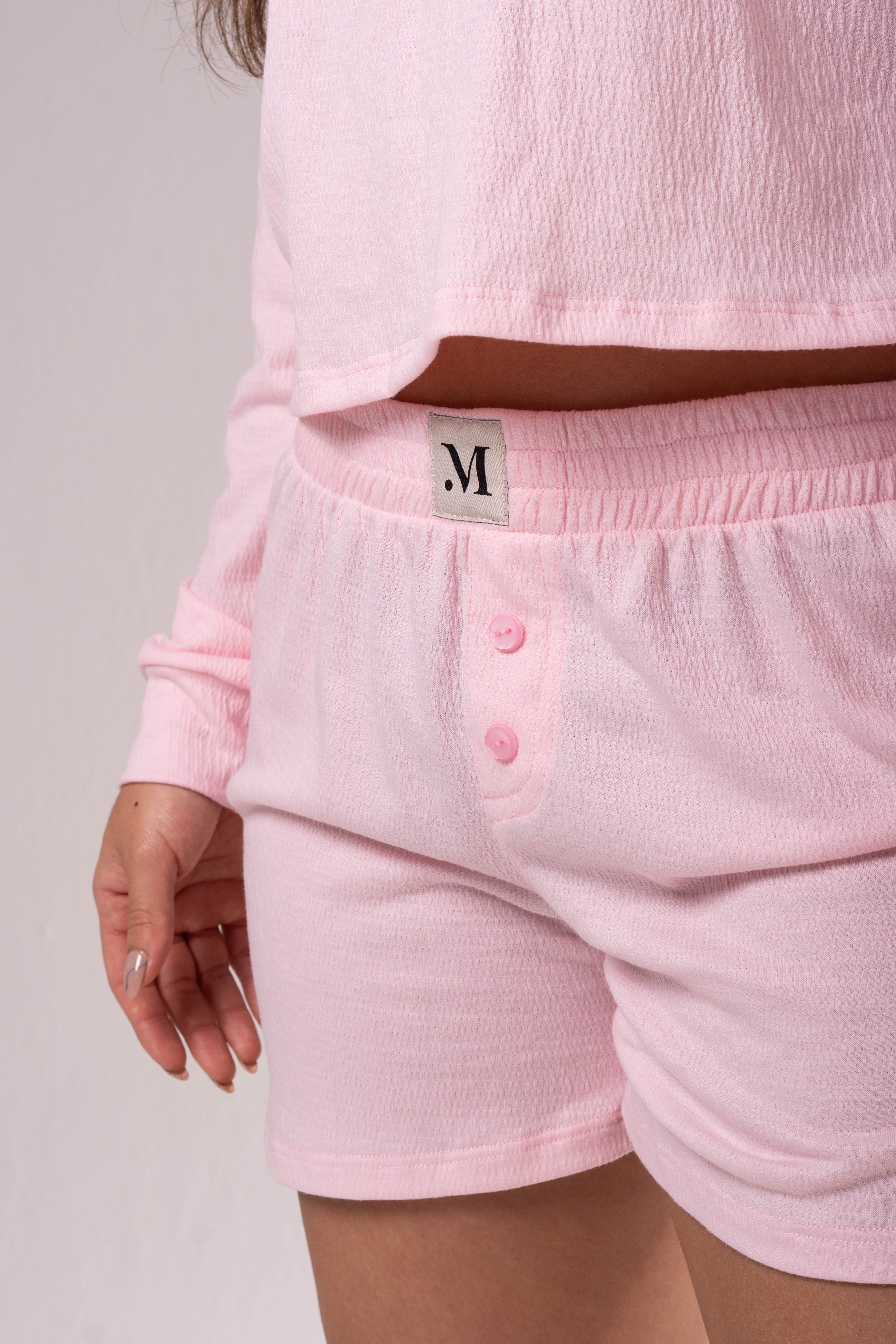 Pijama color rosa París con short y manga larga, diseño delicado y fresco.