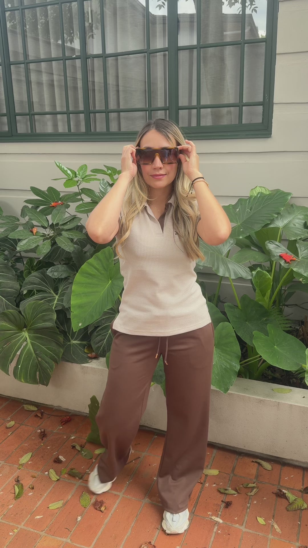 El Conjunto Cloe combina comodidad, diseño moderno y colores elegantes en una propuesta versátil para tu día a día. Incluye sudadera ligera y camiseta tipo polo en combinaciones únicas que elevan tu estilo sin esfuerzo.