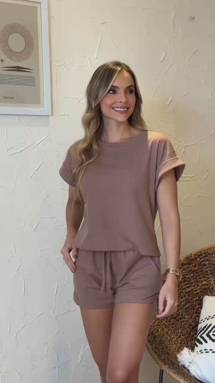 Conjunto multiusos mocca en tela galleta, cómodo para dormir o estar en casa.